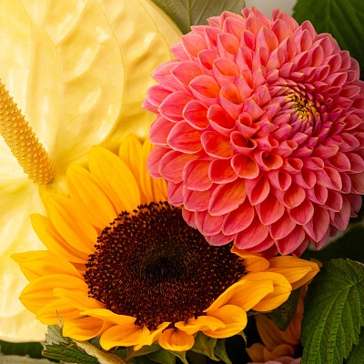 Букет с подсолнухами с антуриумом